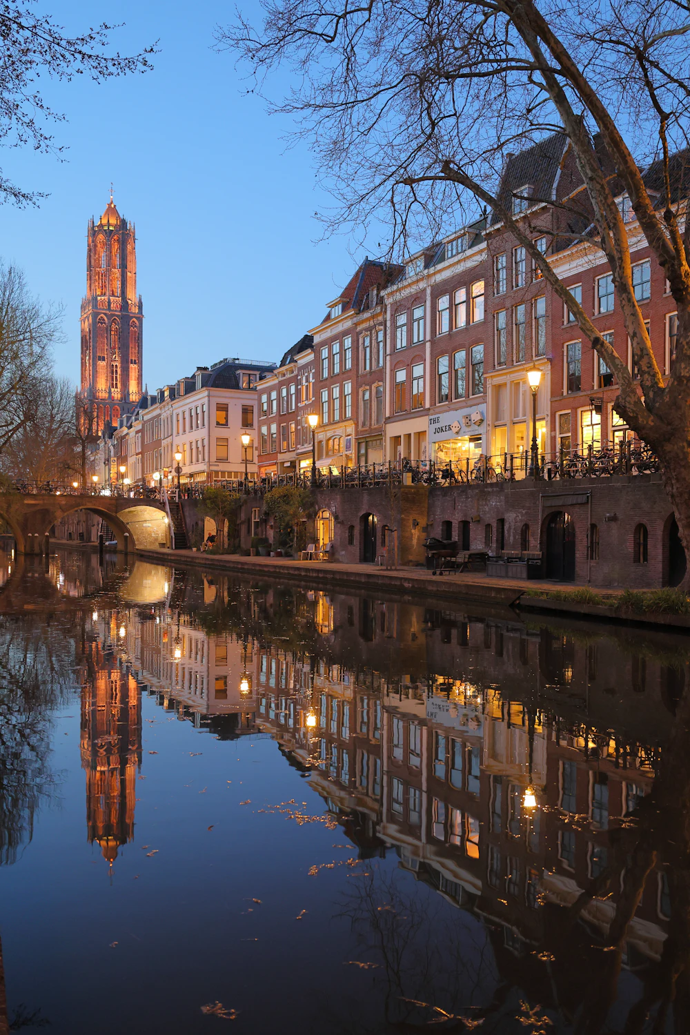 De Oudegracht in Utrecht met de Domtoren bij schemering
